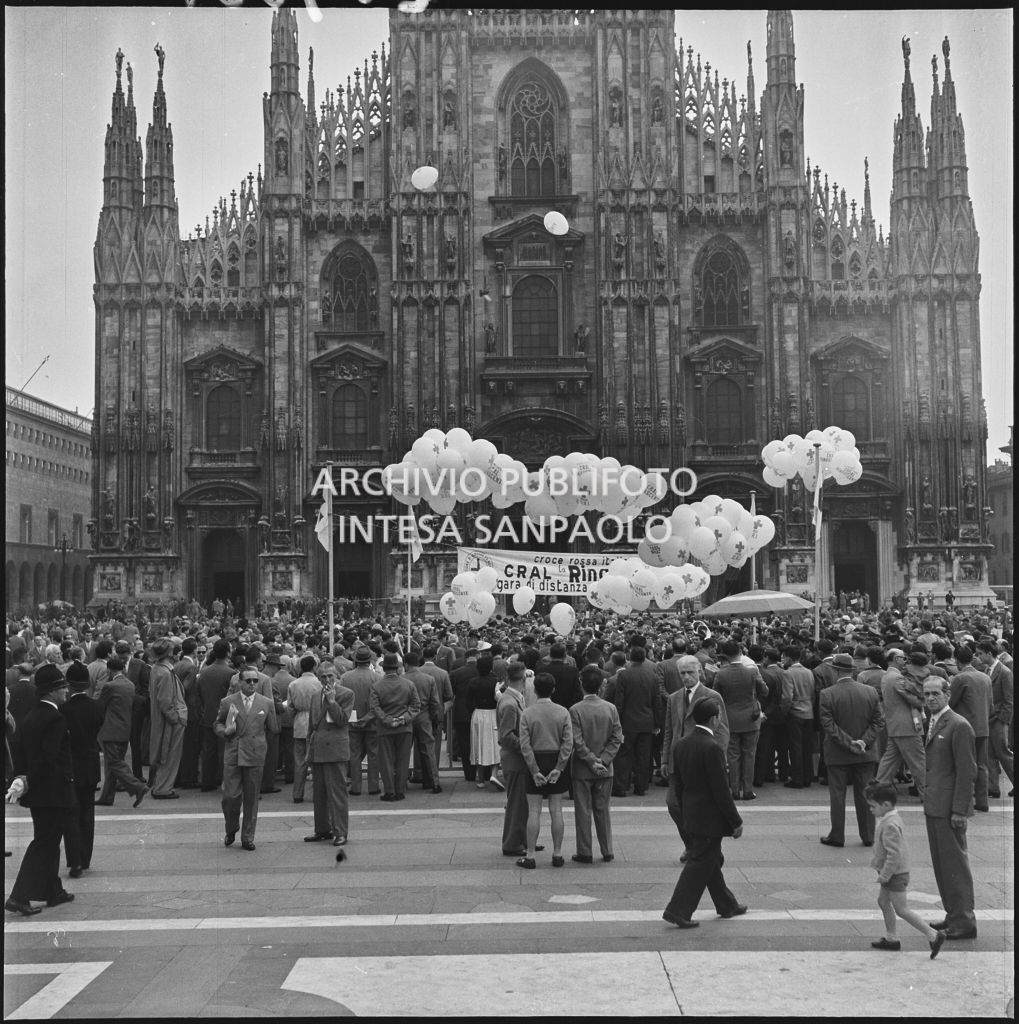 Folla in piazza del Duomo a Milano durante la gara di distanza per palloncini della Croce Rossa Italiana e del Cral La Rinascente<br>217001