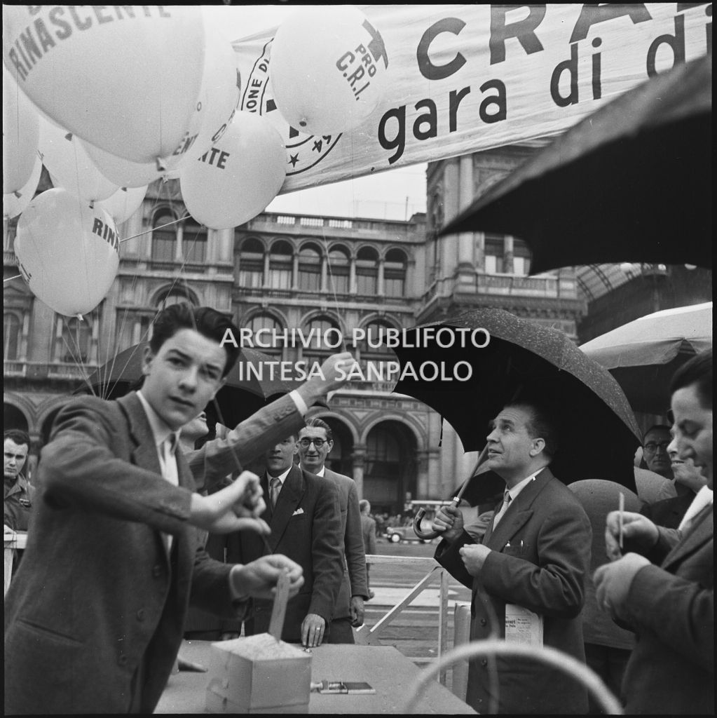Distribuzione palloncini per la gara di distanza per palloncini organizzata dalla Croce Rossa Italiana e dal Cral La Rinascente in piazza del Duomo a Milano<br>217002