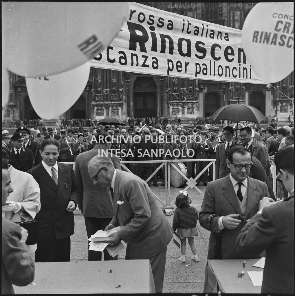 Distribuzione palloncini per la gara di distanza per palloncini organizzata dalla Croce Rossa Italiana e dal Cral La Rinascente in piazza del Duomo a Milano<br>217003