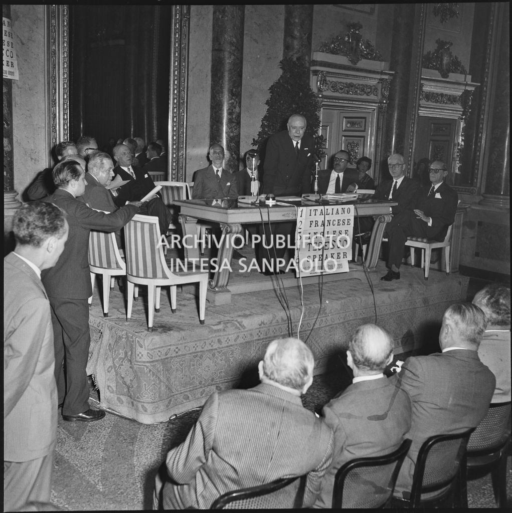 Esposizione di un relatore del Convegno Internazionale sulla Riforma dell'Arbitrato organizzato dal Centro Nazionale di Prevenzione e Difesa Sociale al Circolo della Stampa di Milano<br>217004