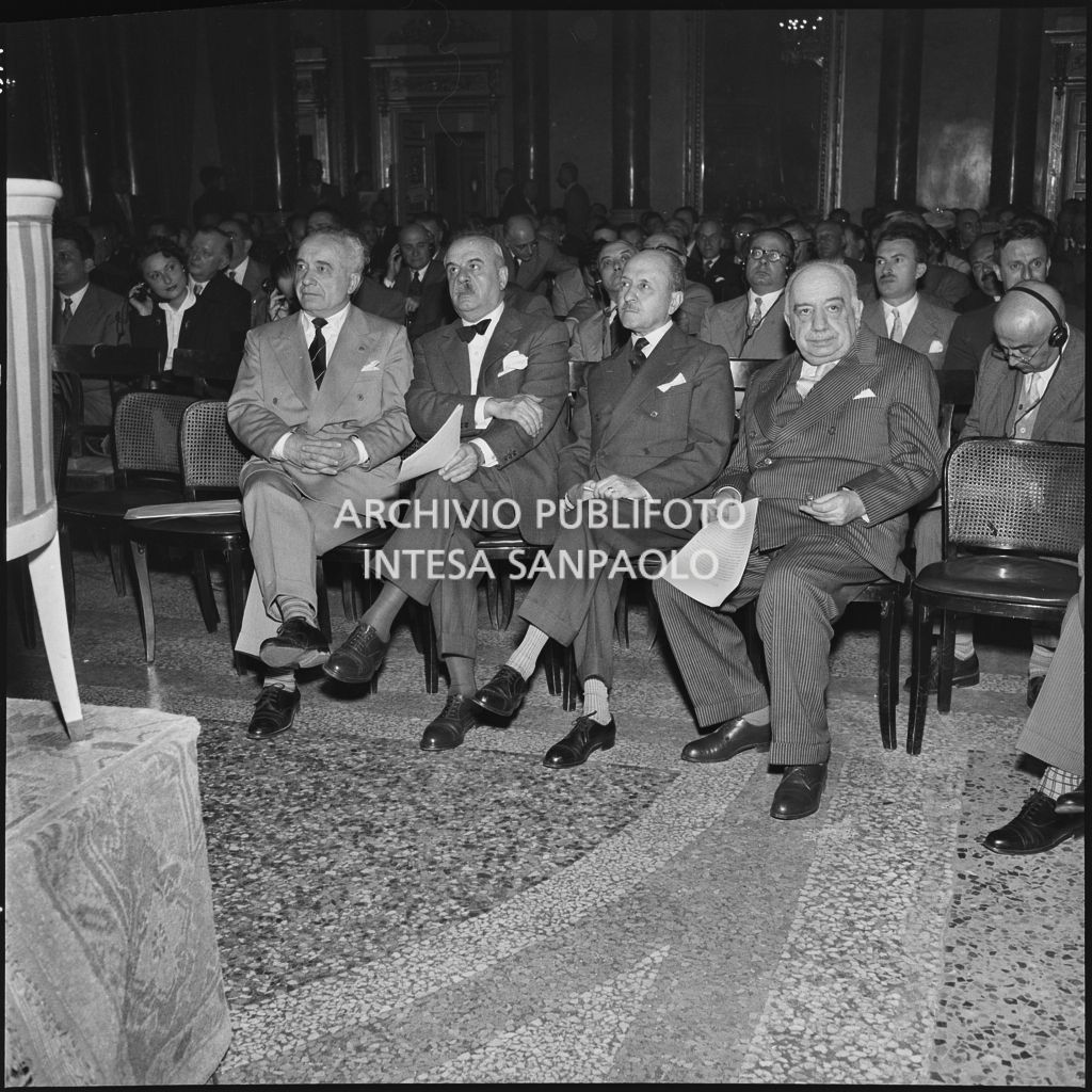 L'onorevole Ezio Vigorelli (primo da sinistra) tra il pubblico del Convegno Internazionale sulla Riforma dell'Arbitrato organizzato dal Centro Nazionale di Prevenzione e Difesa Sociale al Circolo della Stampa di Milano<br>217007