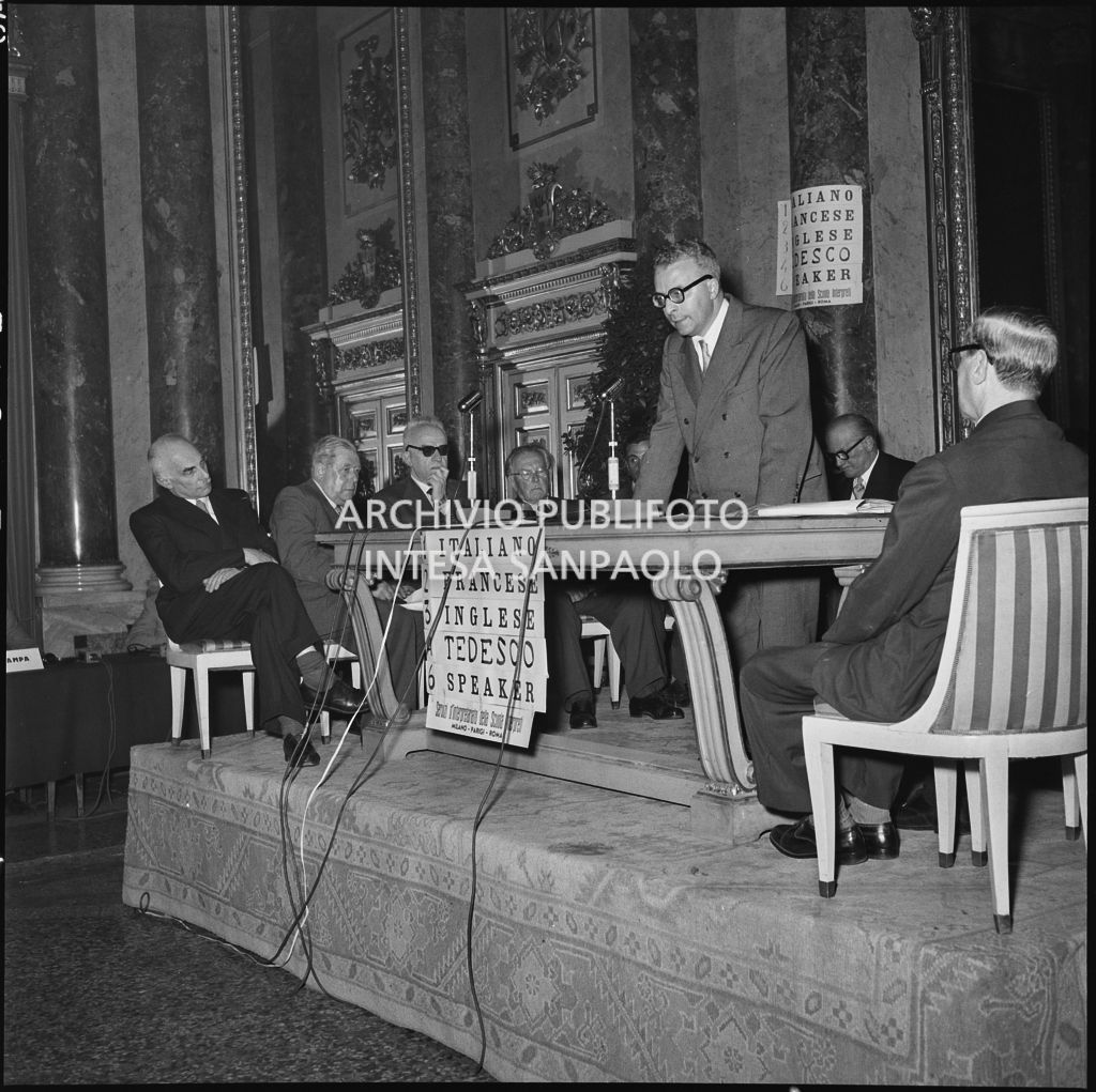 Esposizione di un relatore del Convegno Internazionale sulla Riforma dell'Arbitrato organizzato dal Centro Nazionale di Prevenzione e Difesa Sociale al Circolo della Stampa di Milano<br>217009