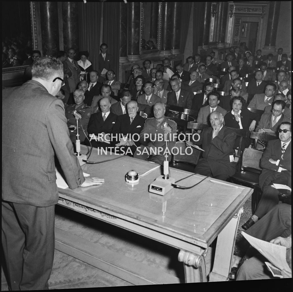 Esposizione di un relatore del Convegno Internazionale sulla Riforma dell'Arbitrato organizzato dal Centro Nazionale di Prevenzione e Difesa Sociale al Circolo della Stampa di Milano<br>217010