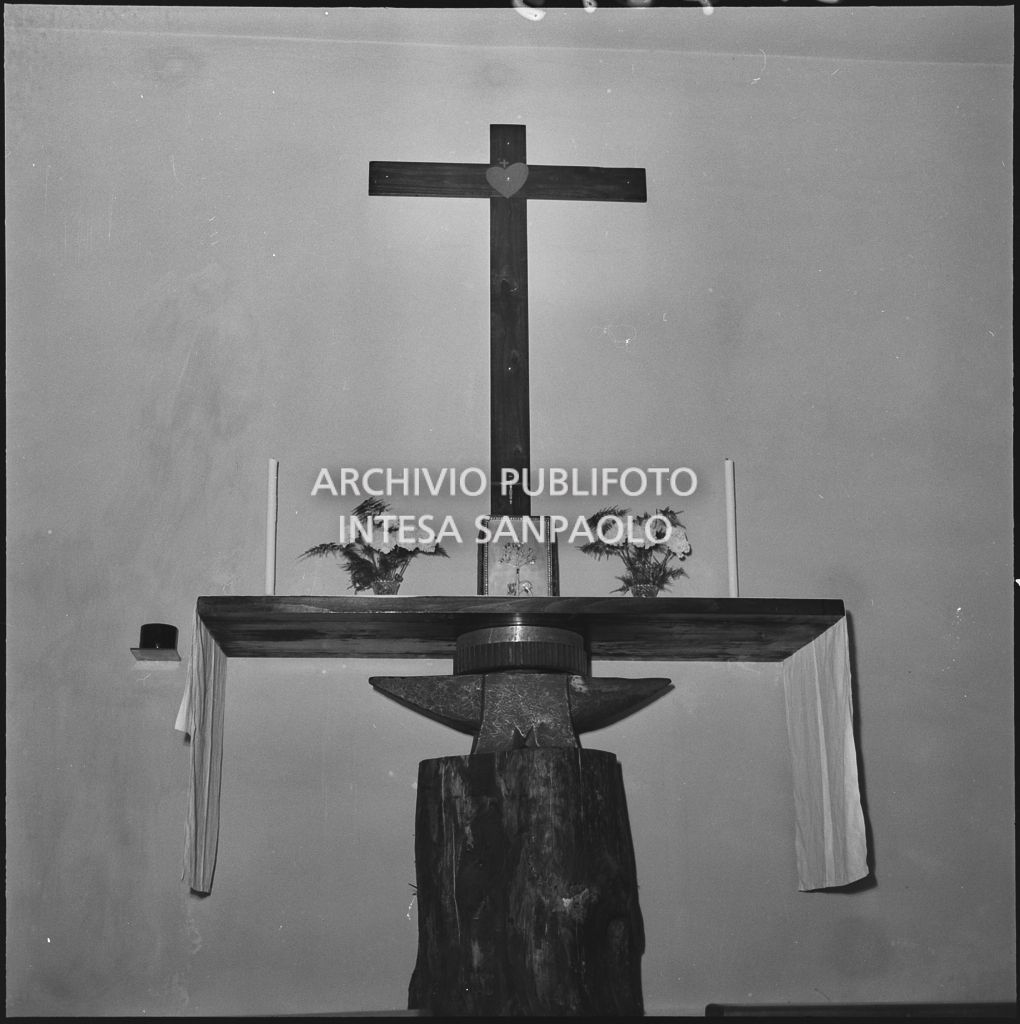 Altare della cappella per i giovani lavoratori realizzata dall'ACLI a Milano<br>217012