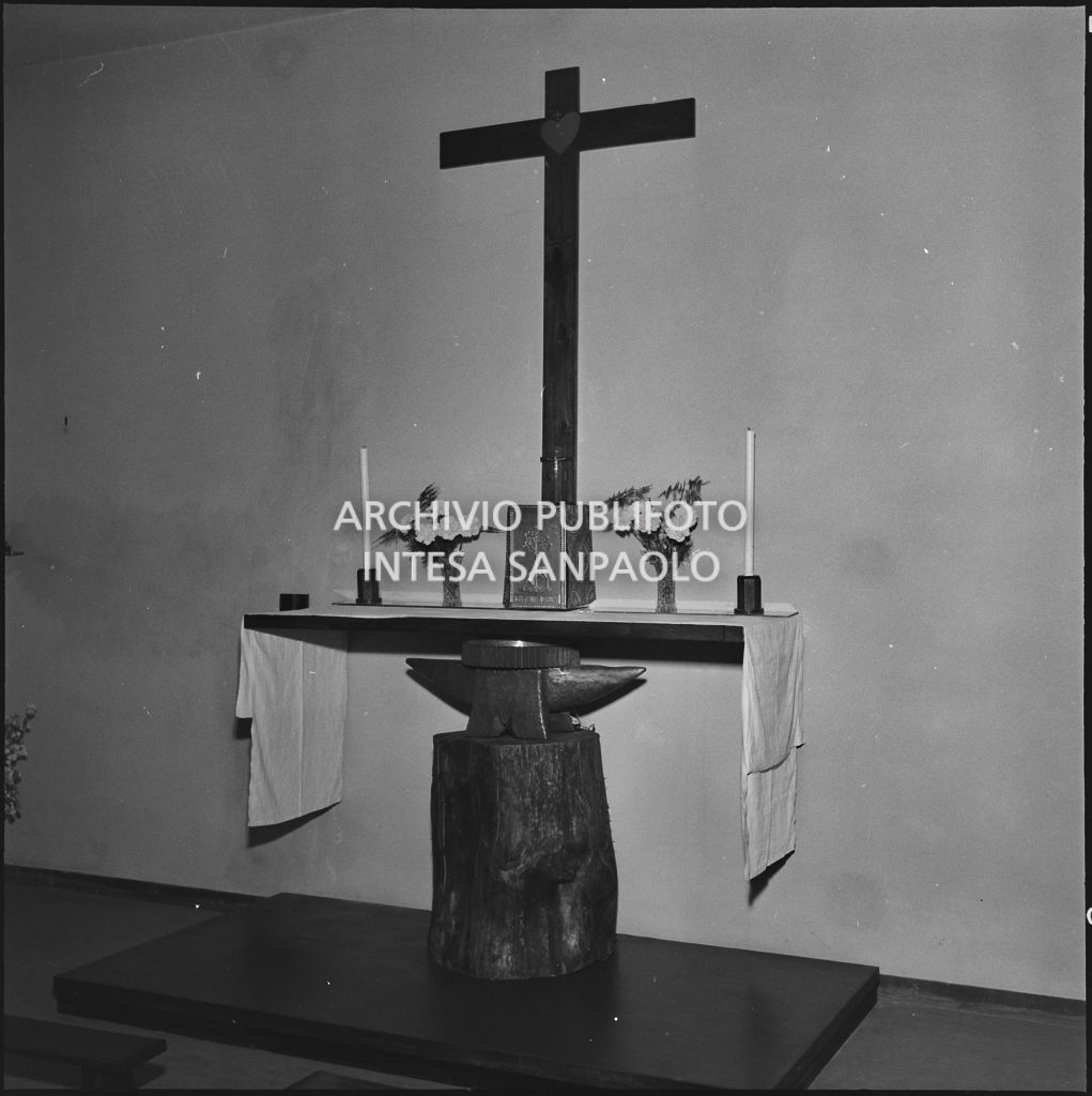 Altare della cappella per i giovani lavoratori realizzata dall'ACLI a Milano<br>217013