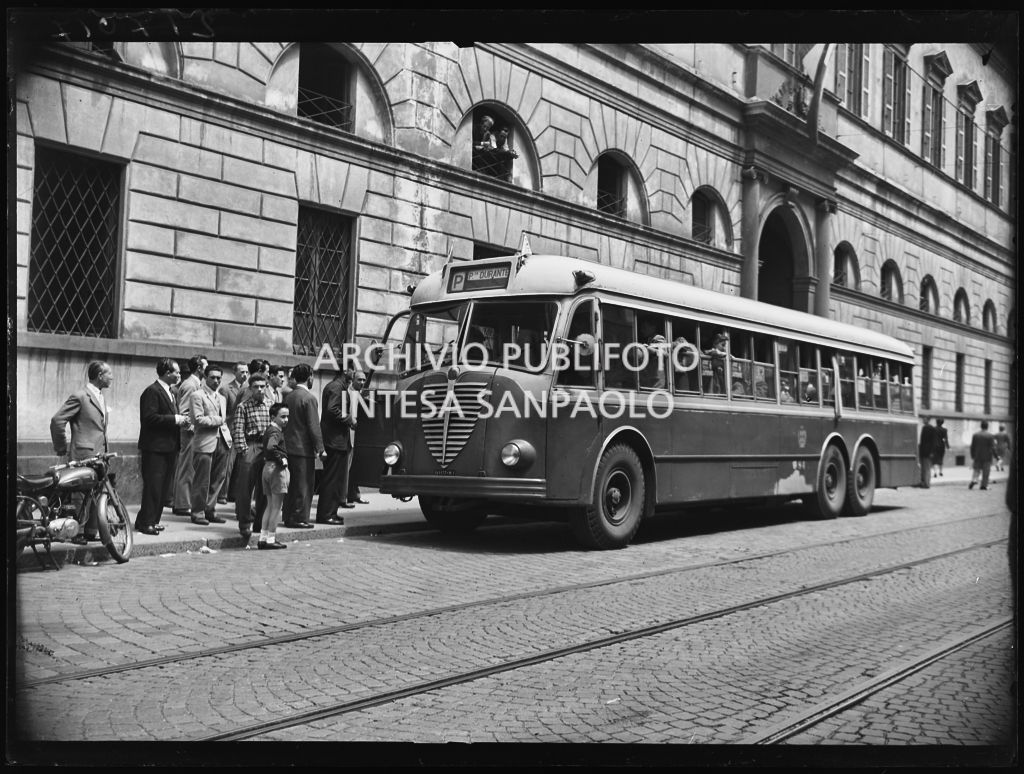 Autobus di linea fermo davanti alla Questura di Milano, in via Fatebenefratelli, per la perquisizione dei passeggeri<br>217017
