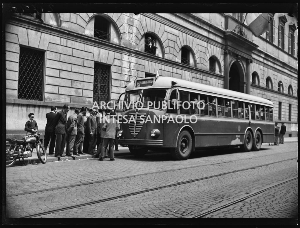 Autobus di linea fermo davanti alla Questura di Milano, in via Fatebenefratelli, per la perquisizione dei passeggeri<br>217018