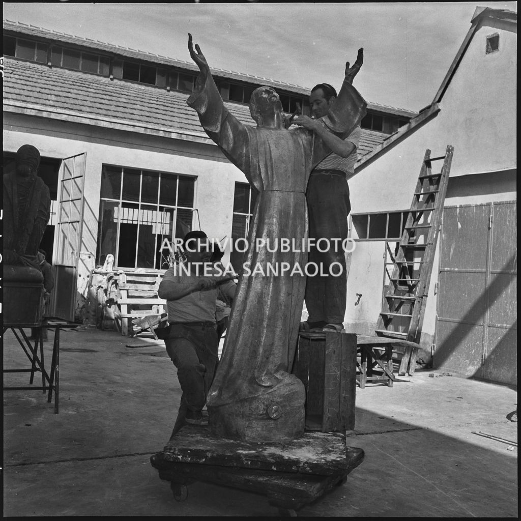 L'artista Guido Galletti (a sinistra) e un collaboratore al lavoro sulla statua bronzea del Cristo degli Abissi presso la Fonderia Artistica Battaglia di Milano<br>217022
