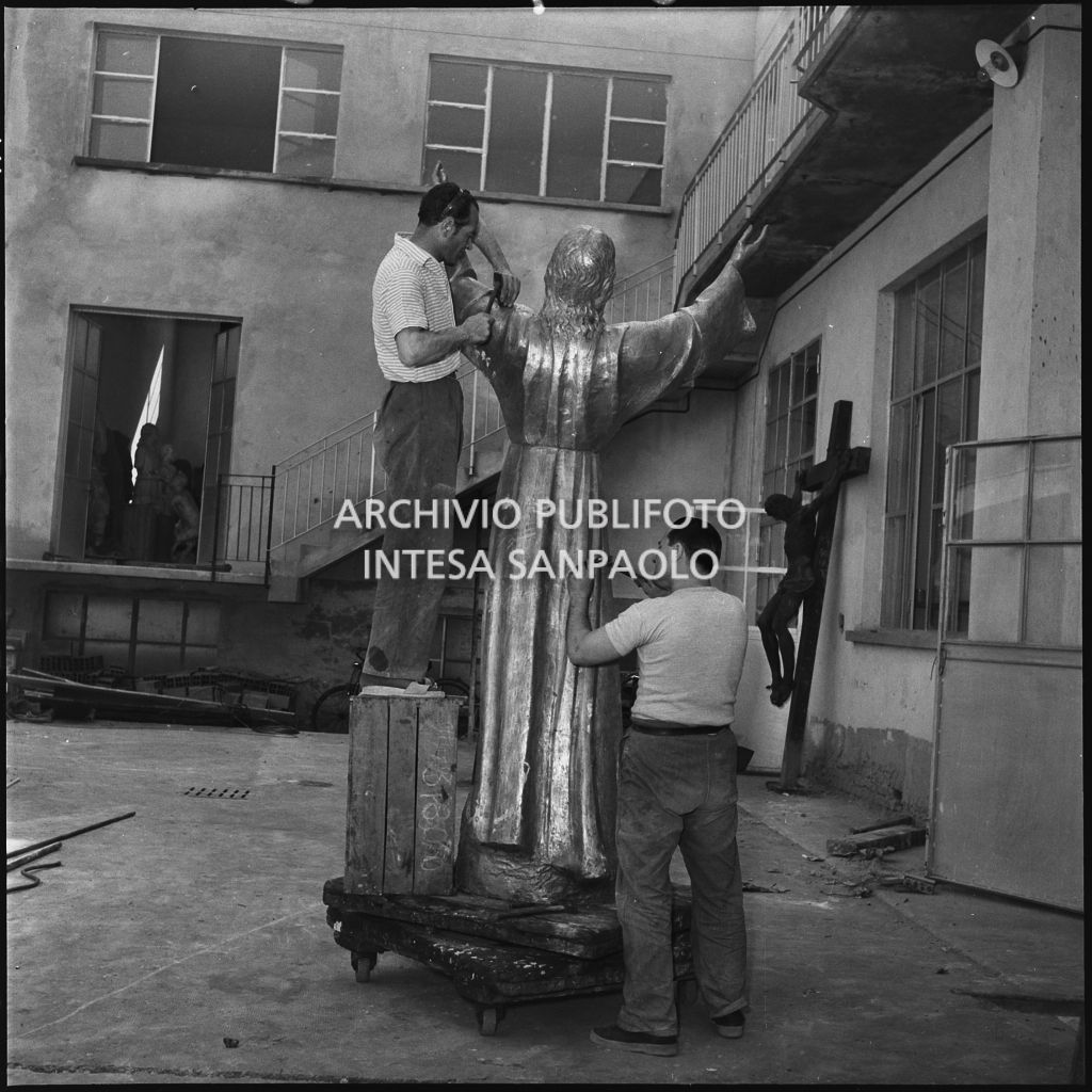 L'artista Guido Galletti (a destra) e un collaboratore al lavoro sulla statua bronzea del Cristo degli Abissi presso la Fonderia Artistica Battaglia di Milano<br>217023