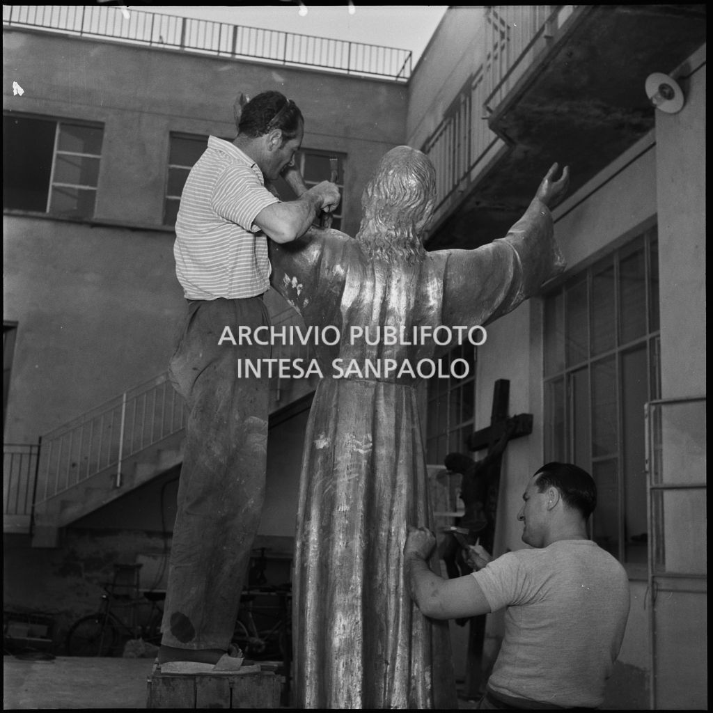 L'artista Guido Galletti (a destra) e un collaboratore al lavoro sulla statua bronzea del Cristo degli Abissi presso la Fonderia Artistica Battaglia di Milano<br>217024