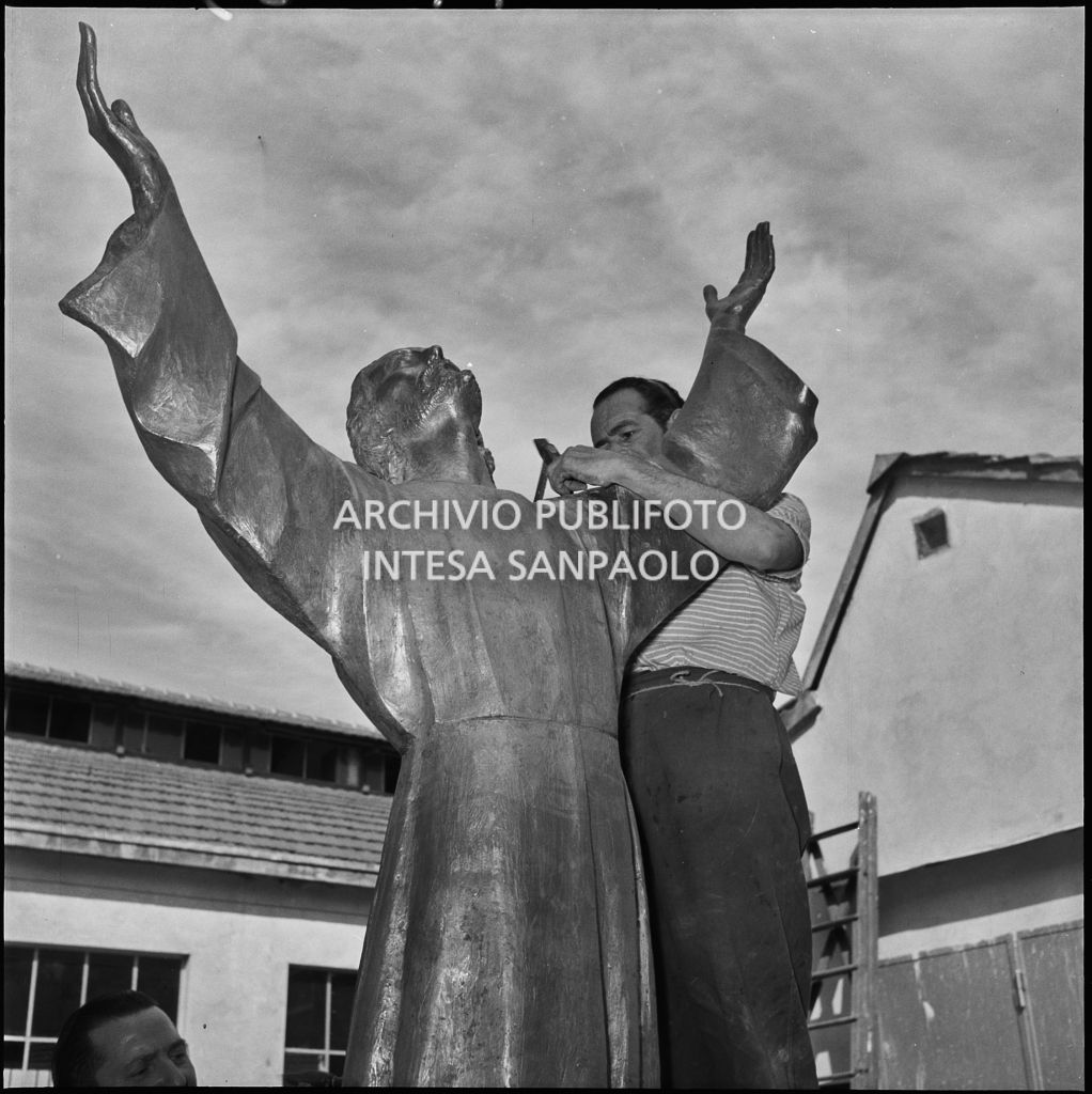 L'artista Guido Galletti (a sinistra) e un collaboratore al lavoro sulla statua bronzea del Cristo degli Abissi presso la Fonderia Artistica Battaglia di Milano<br>217025