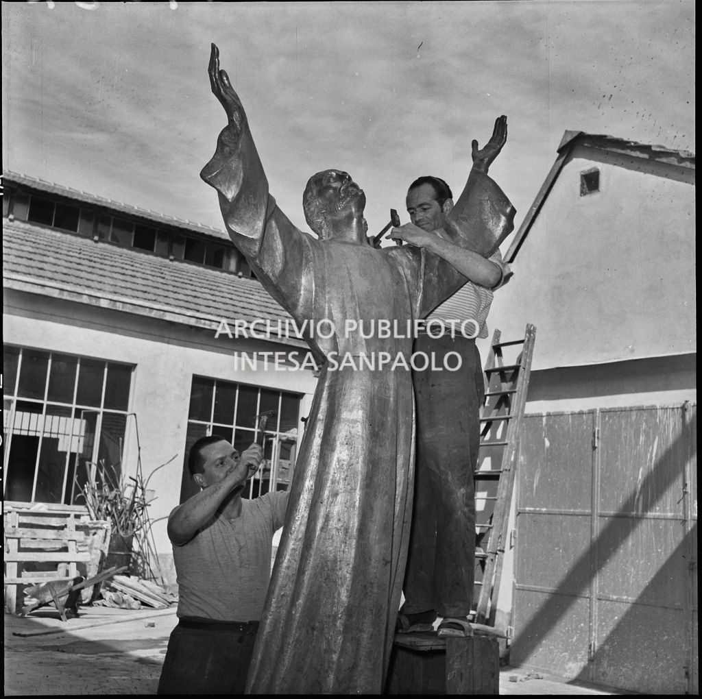 L'artista Guido Galletti (a sinistra) e un collaboratore al lavoro sulla statua bronzea del Cristo degli Abissi presso la Fonderia Artistica Battaglia di Milano<br>217027