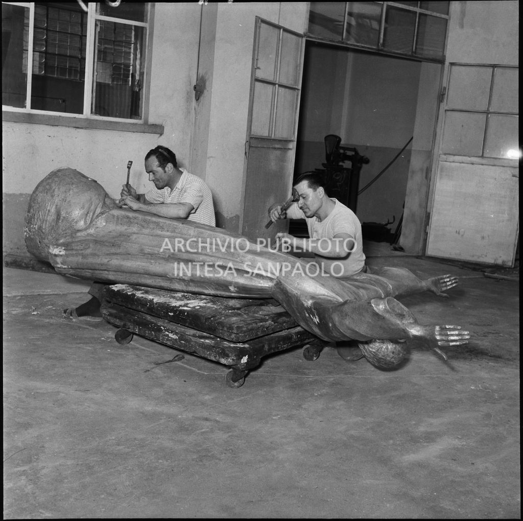 L'artista Guido Galletti (a destra) e un collaboratore al lavoro sulla statua bronzea del Cristo degli Abissi presso la Fonderia Artistica Battaglia di Milano<br>217031
