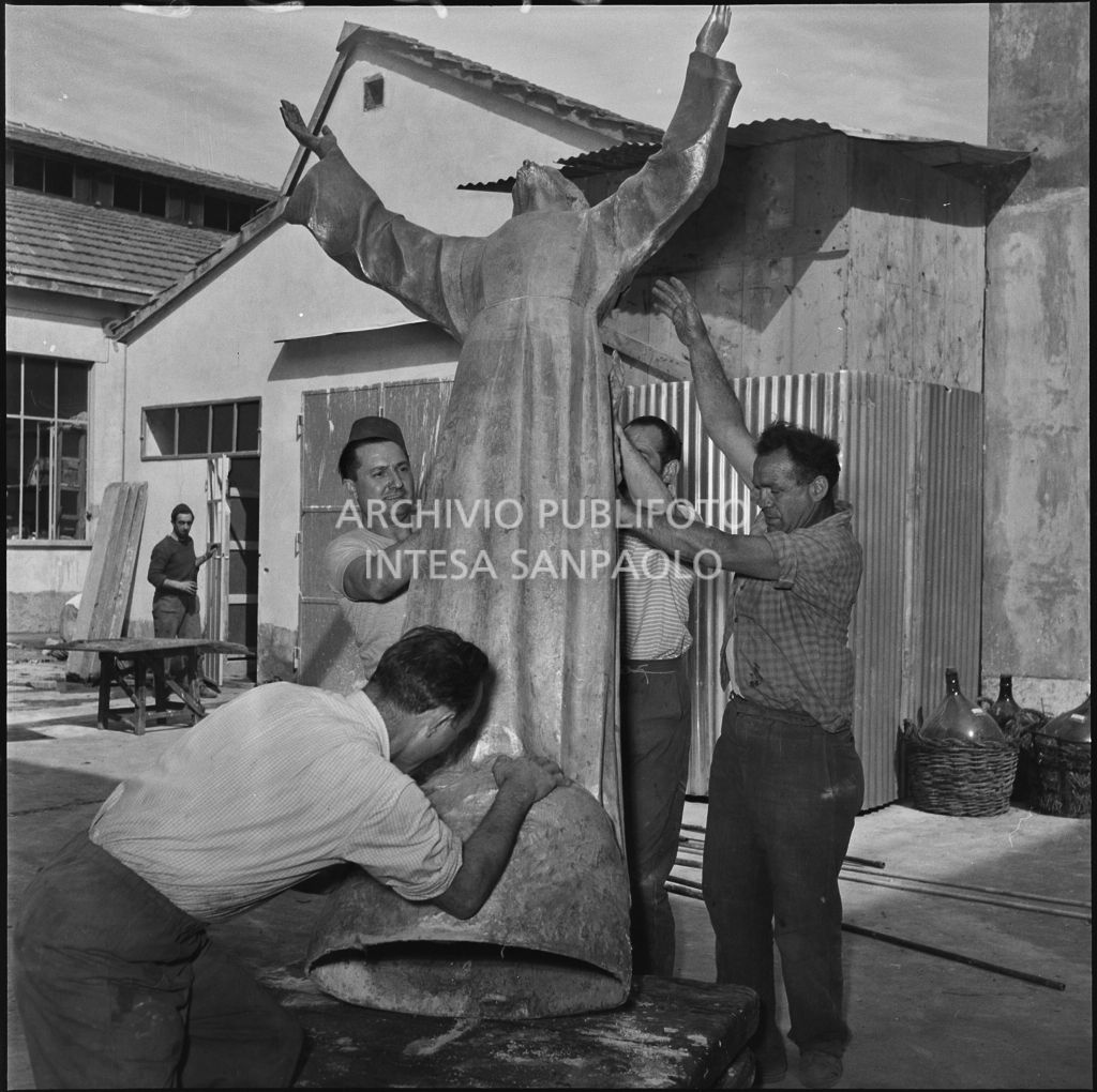 L'artista Guido Galletti (secondo da sinistra) e alcuni collaboratori al lavoro sulla statua bronzea del Cristo degli Abissi presso la Fonderia Artistica Battaglia di Milano<br>217032