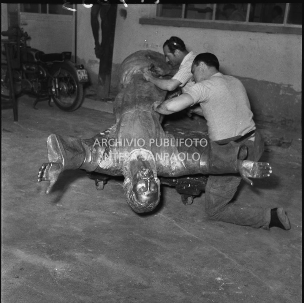 L'artista Guido Galletti (primo da destra) e un collaboratore al lavoro sulla statua bronzea del Cristo degli Abissi presso la Fonderia Artistica Battaglia di Milano<br>217033