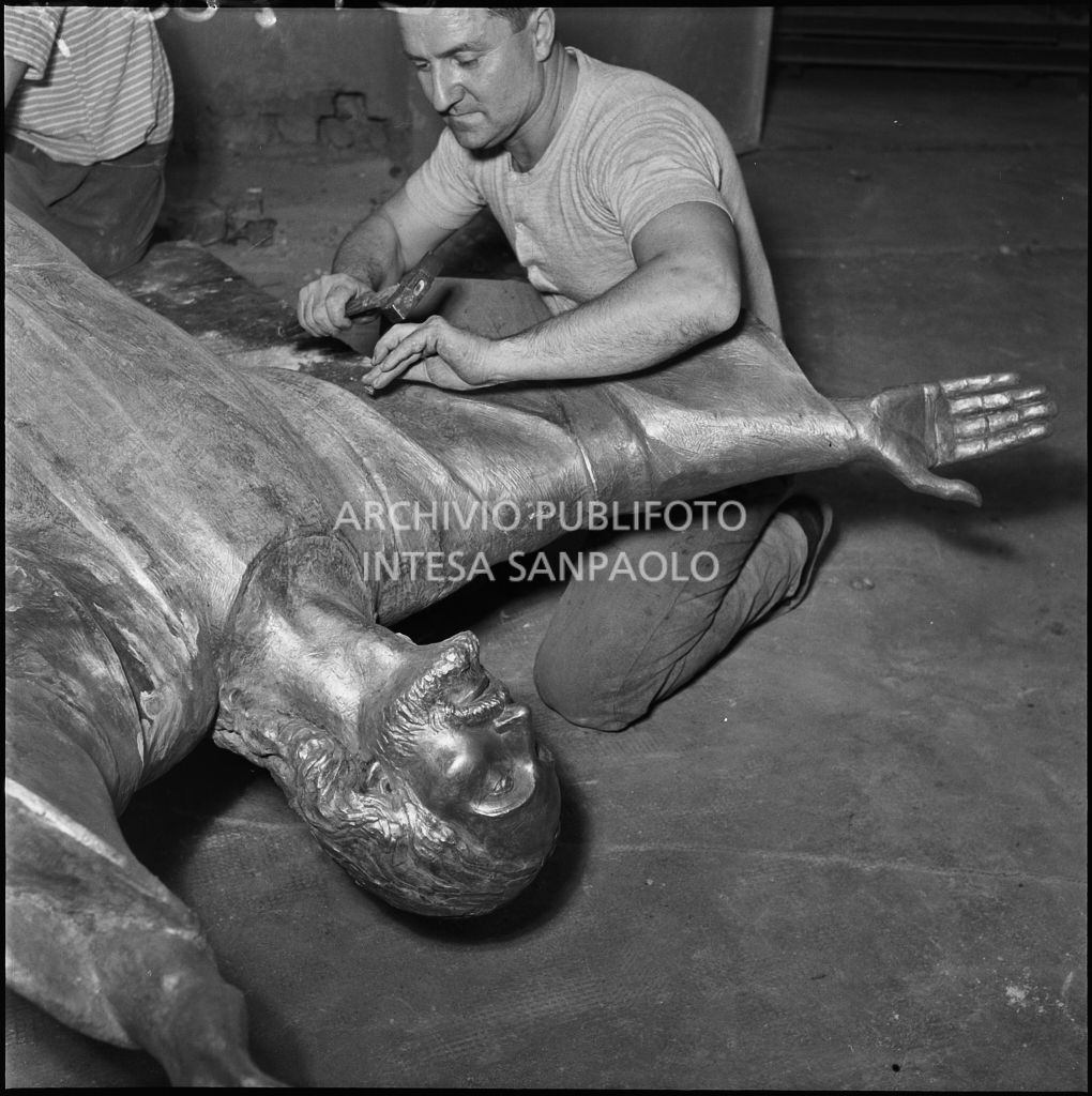 L'artista Guido Galletti al lavoro sulla statua bronzea del Cristo degli Abissi presso la Fonderia Artistica Battaglia di Milano<br>217034