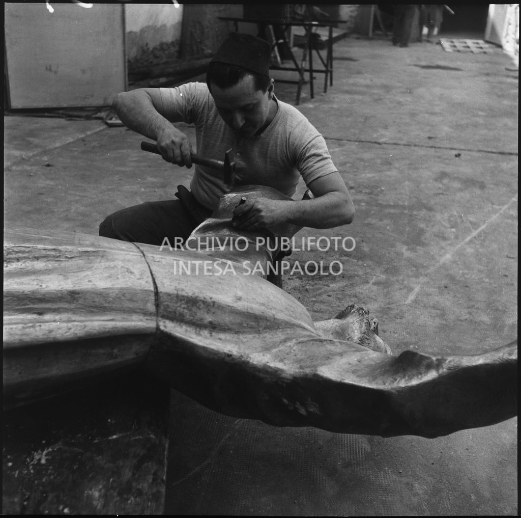 L'artista Guido Galletti al lavoro sulla statua bronzea del Cristo degli Abissi presso la Fonderia Artistica Battaglia di Milano<br>217035