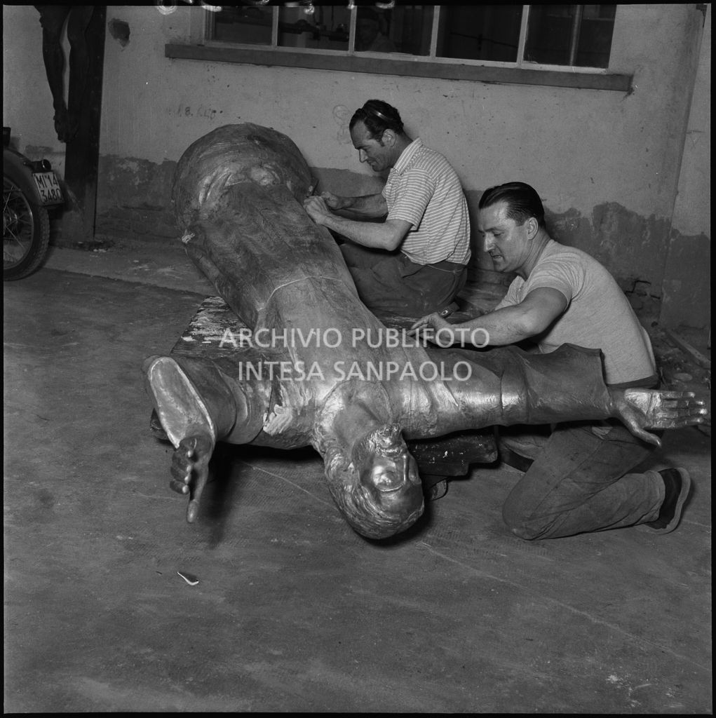 L'artista Guido Galletti (primo da destra) e un collaboratore al lavoro sulla statua bronzea del Cristo degli Abissi presso la Fonderia Artistica Battaglia di Milano<br>217036