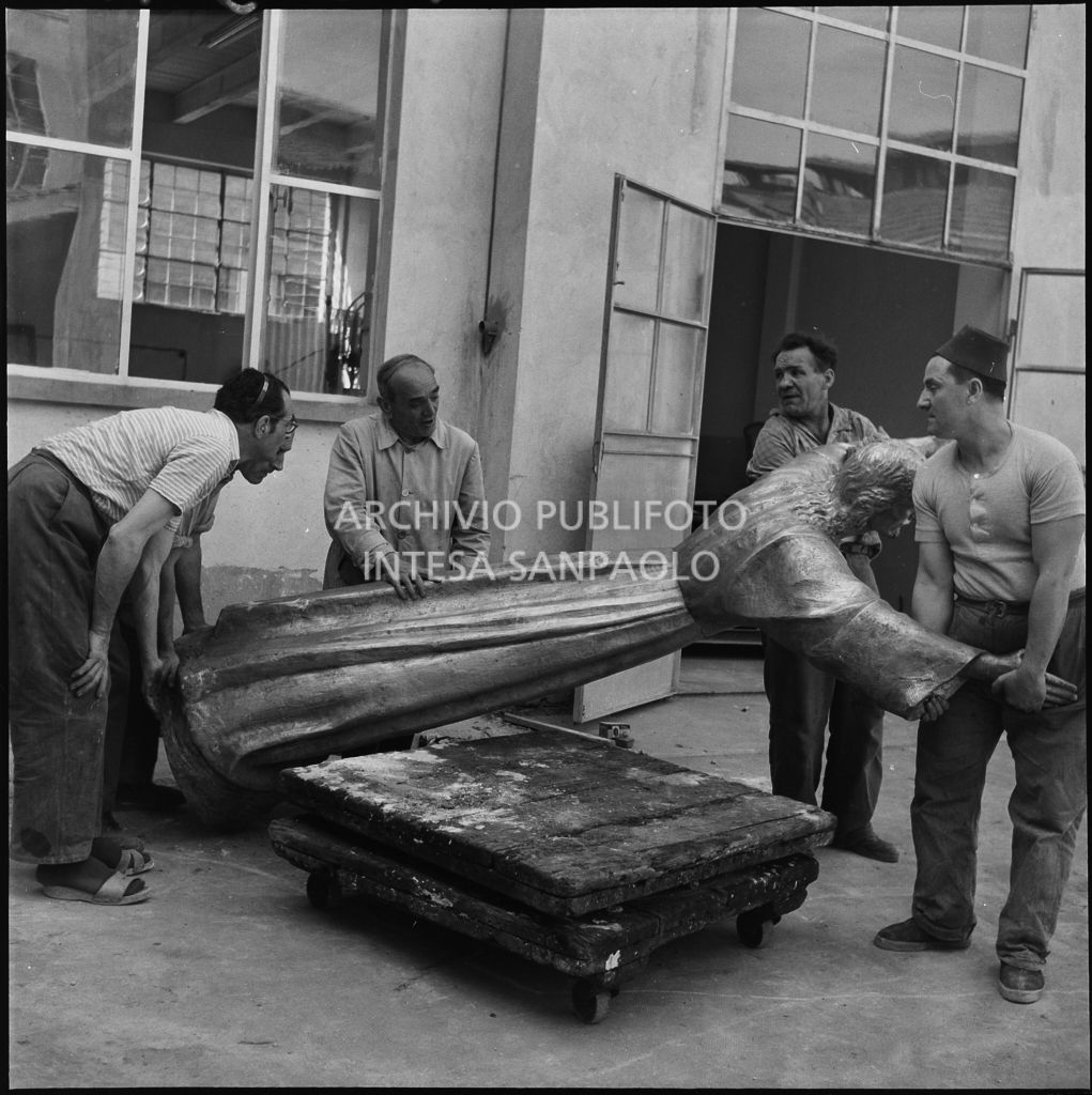 L'artista Guido Galletti (primo da destra) e alcuni collaboratori al lavoro sulla statua bronzea del Cristo degli Abissi presso la Fonderia Artistica Battaglia di Milano<br>217037