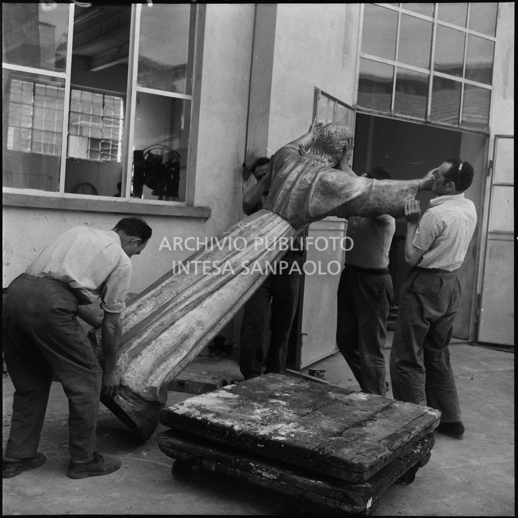L'artista Guido Galletti (secondo da destra) e alcuni collaboratori al lavoro sulla statua bronzea del Cristo degli Abissi presso la Fonderia Artistica Battaglia di Milano<br>217038