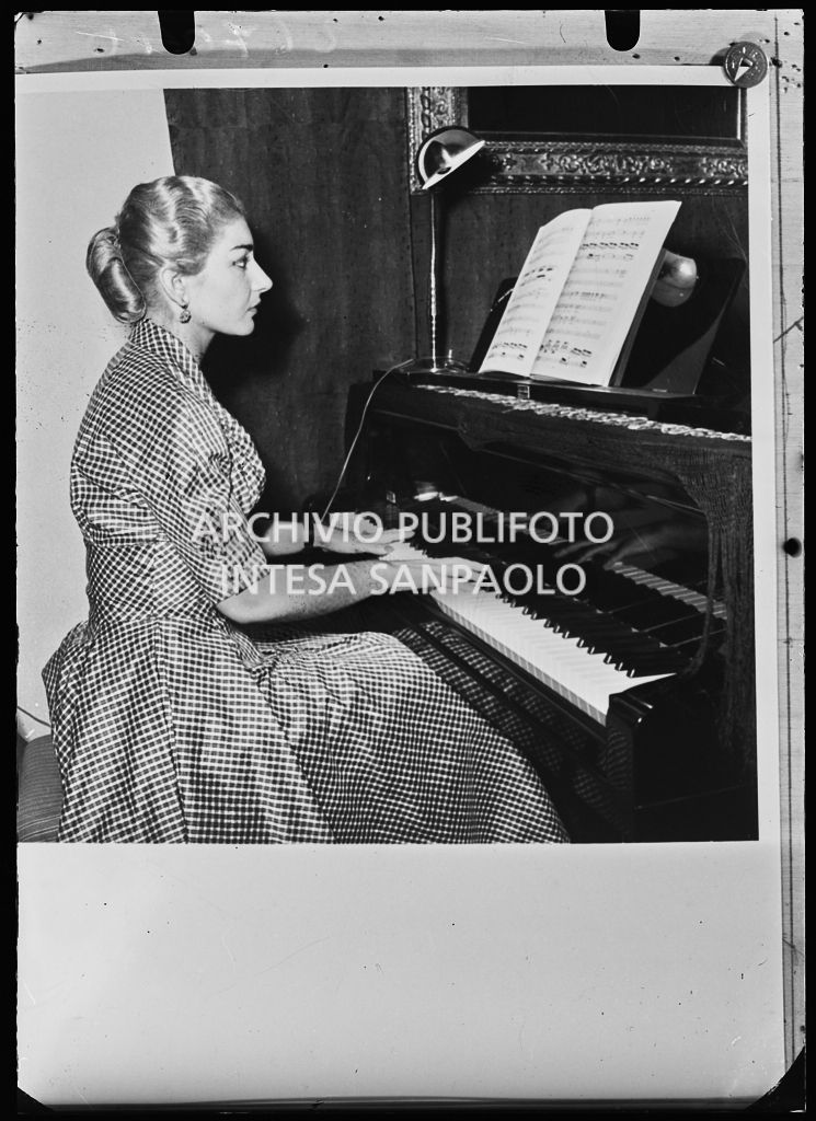 Maria Meneghini Callas ripresa mentre suona al pianoforte<br>217040