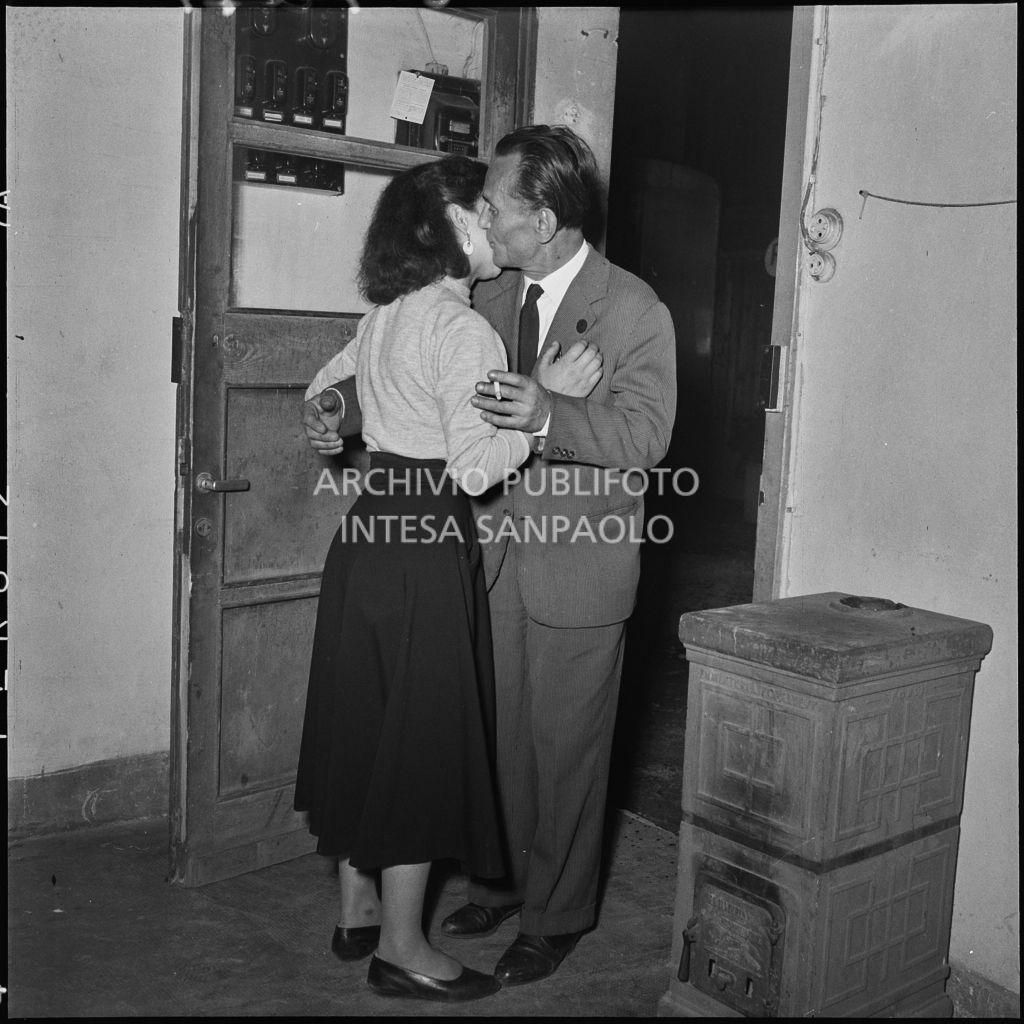 Rientro a casa del signor Spinelli dopo la scarcerazione per prostituzione delle figlie<br>217041