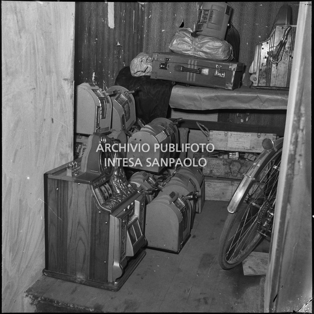 Slot machine utilizzate per il contrabbando di sigarette sequestrate dalla questura di Milano<br>217043