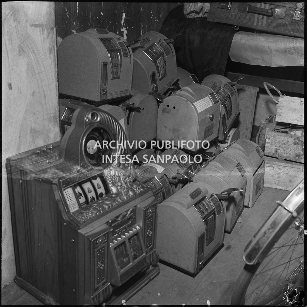 Slot machine utilizzate per il contrabbando di sigarette sequestrate dalla questura di Milano<br>217044