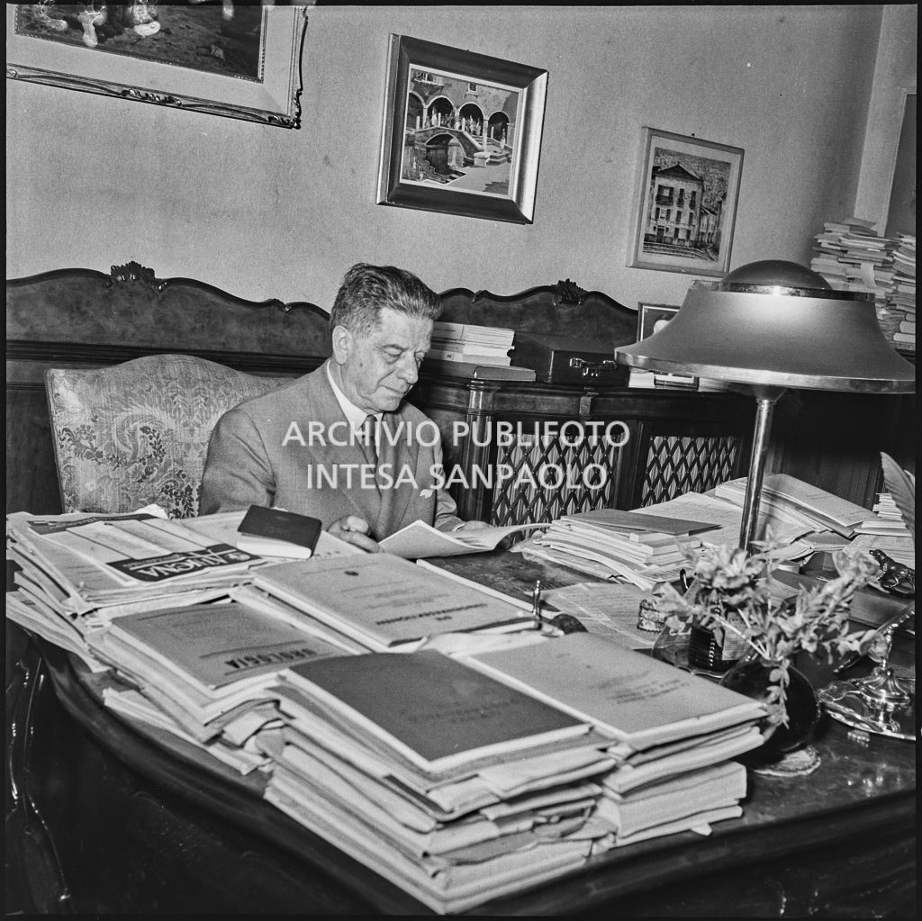 Ritratto del chirurgo Guido Oselladore seduto alla scrivania<br>217344