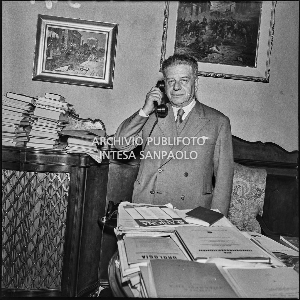 Ritratto del chirurgo Guido Oselladore mentre discute al telefono<br>217347