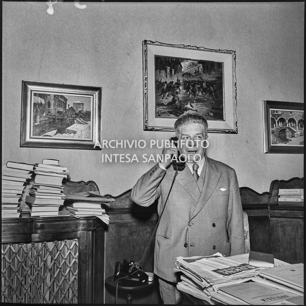 Ritratto del chirurgo Guido Oselladore mentre discute al telefono<br>217348