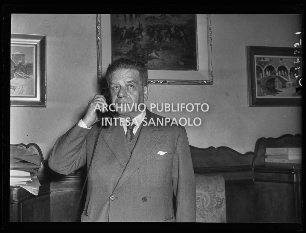 Ritratto del chirurgo Guido Oselladore mentre discute al telefono<br>217351