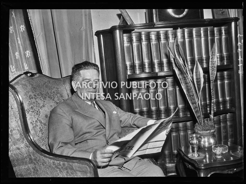 Ritratto del chirurgo Guido Oselladore mentre legge una rivista di medicina<br>217353