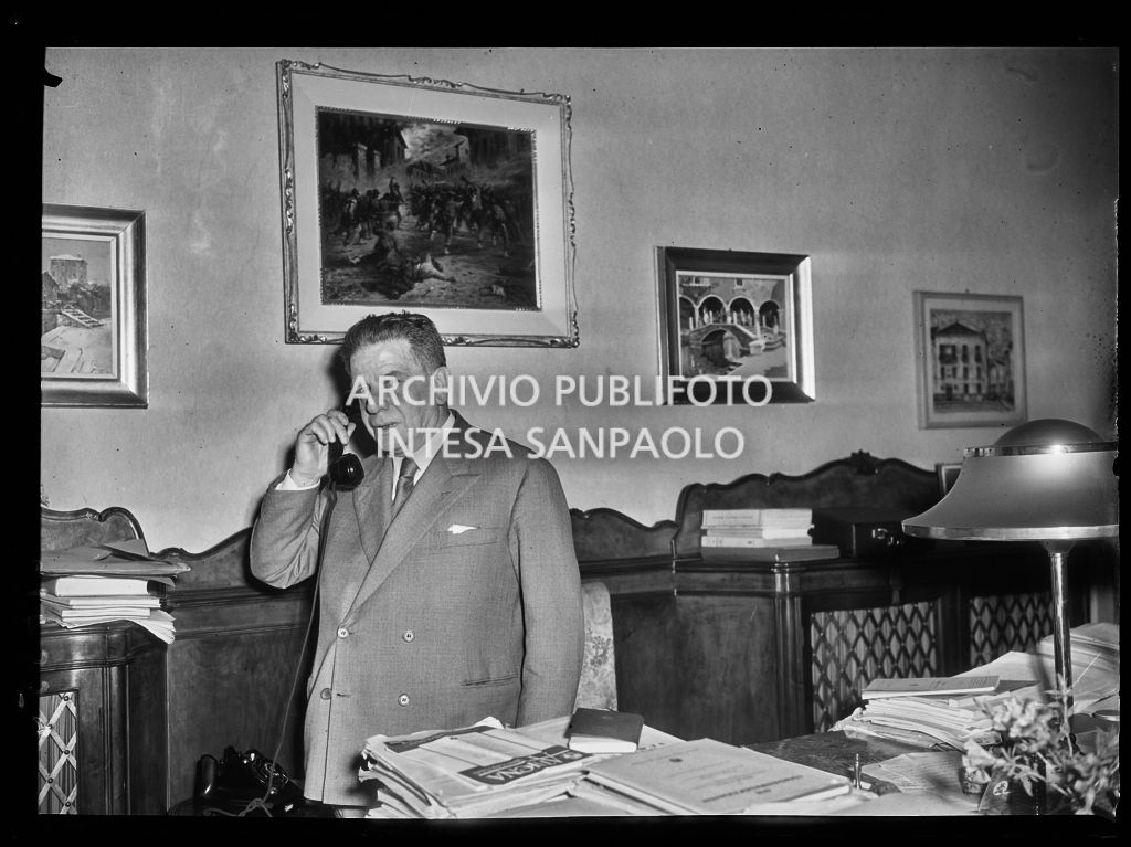 Ritratto del chirurgo Guido Oselladore mentre discute al telefono<br>217354