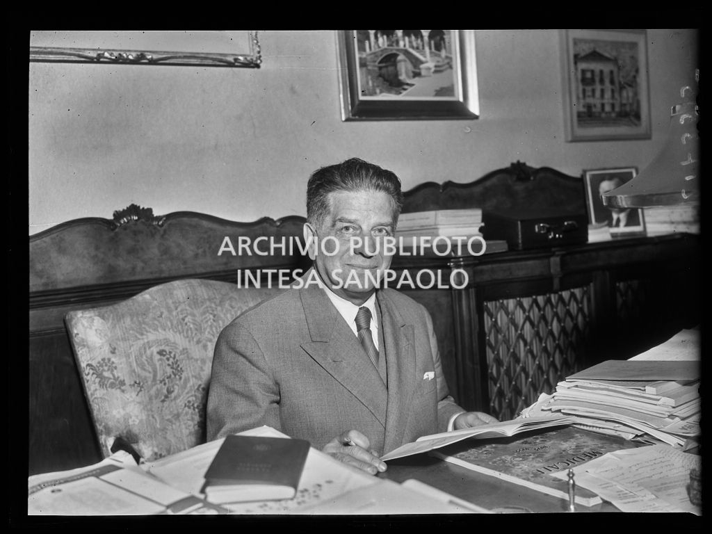 Ritratto del chirurgo Guido Oselladore seduto alla scrivania<br>217355
