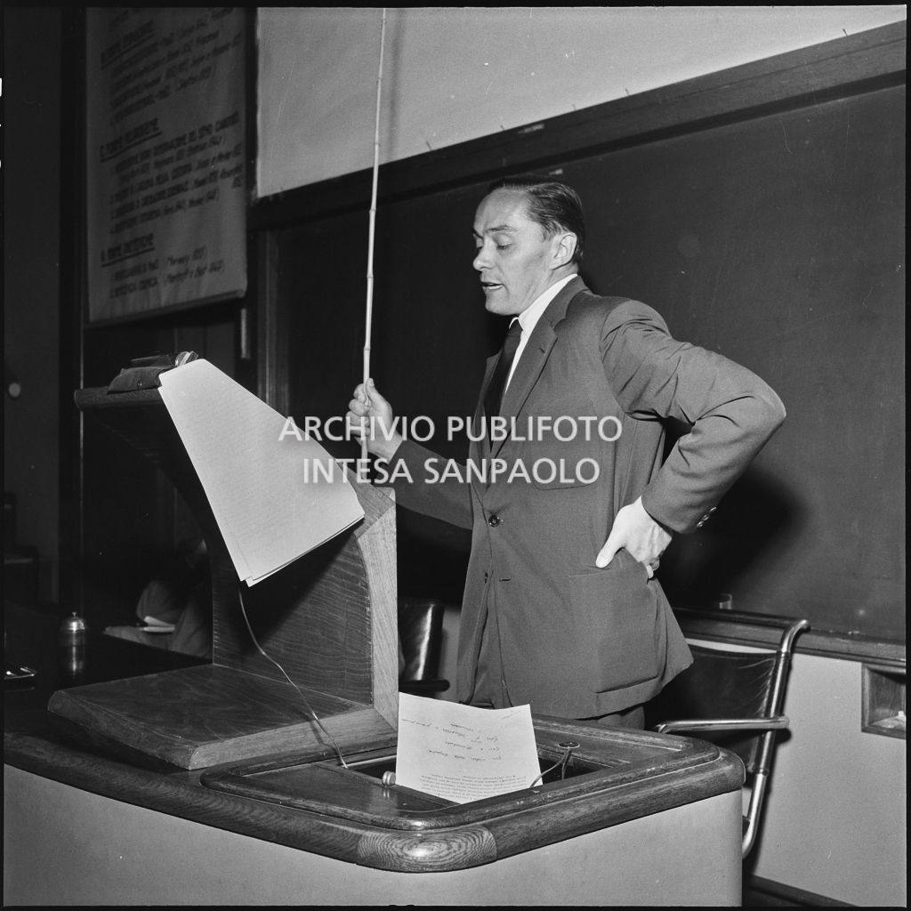 Esposizione del professore Gross durante la conferenza organizzata dalla Società Lombarda S.M.E. a Milano<br>217357