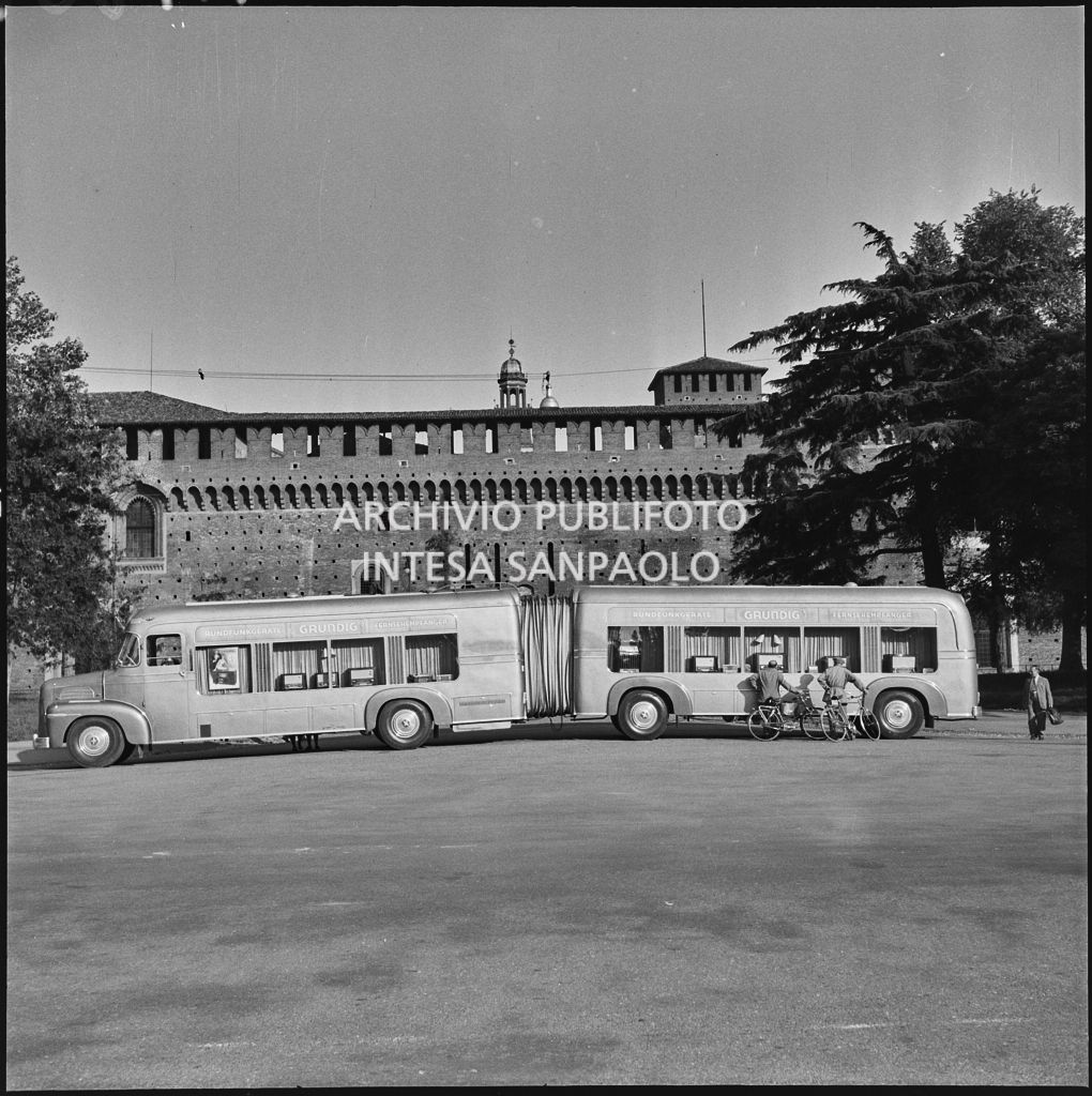 Camion pubblicitario della Messaggerie Musicali con esposti i prodotti della Grundig davanti al Castello Sforzesco di Milano<br>217361
