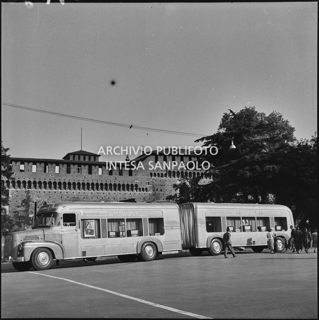 Camion pubblicitario della Messaggerie Musicali con esposti i prodotti della Grundig davanti al Castello Sforzesco di Milano<br>217362