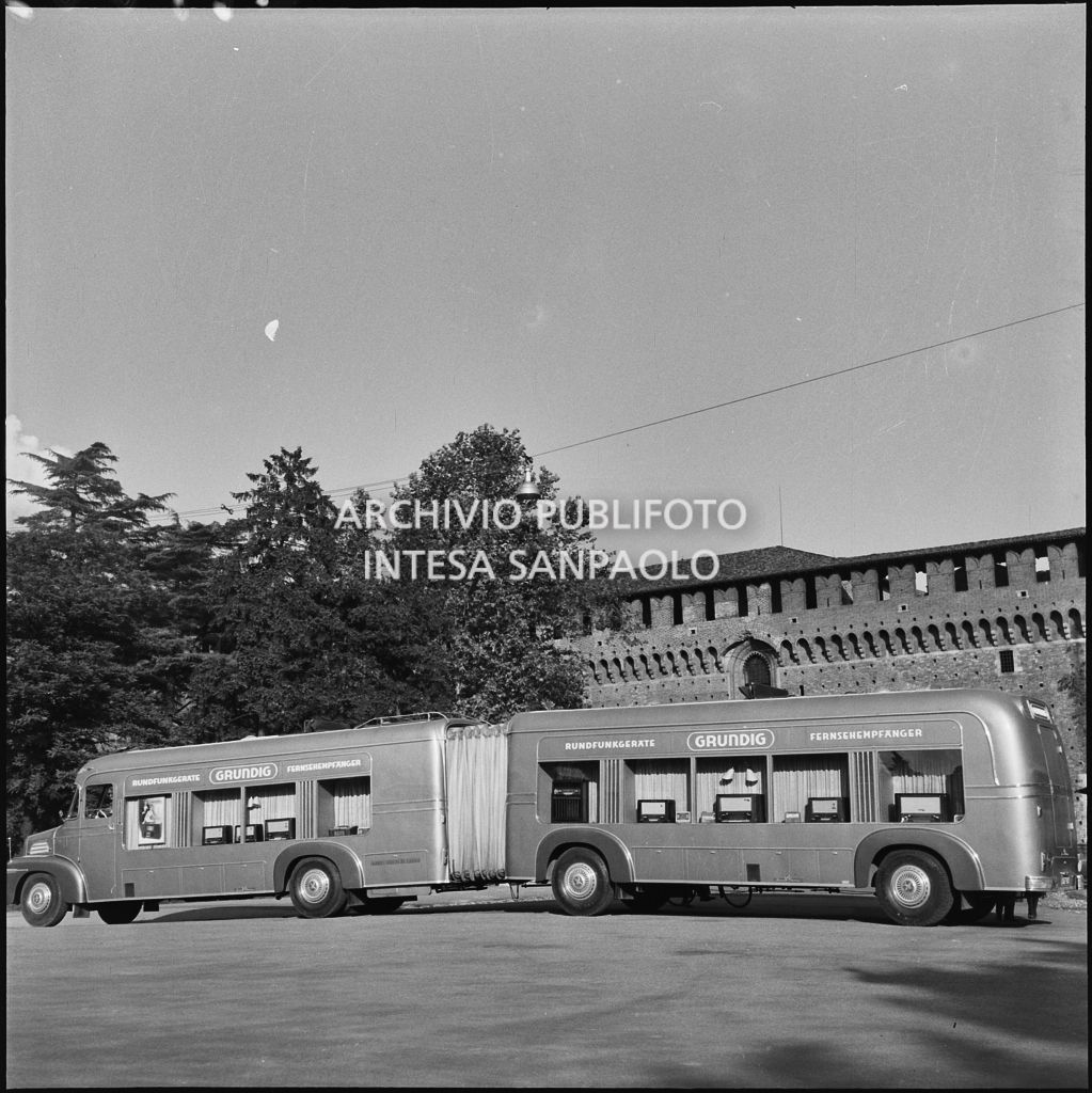 Camion pubblicitario della Messaggerie Musicali con esposti i prodotti della Grundig davanti al Castello Sforzesco di Milano<br>217363