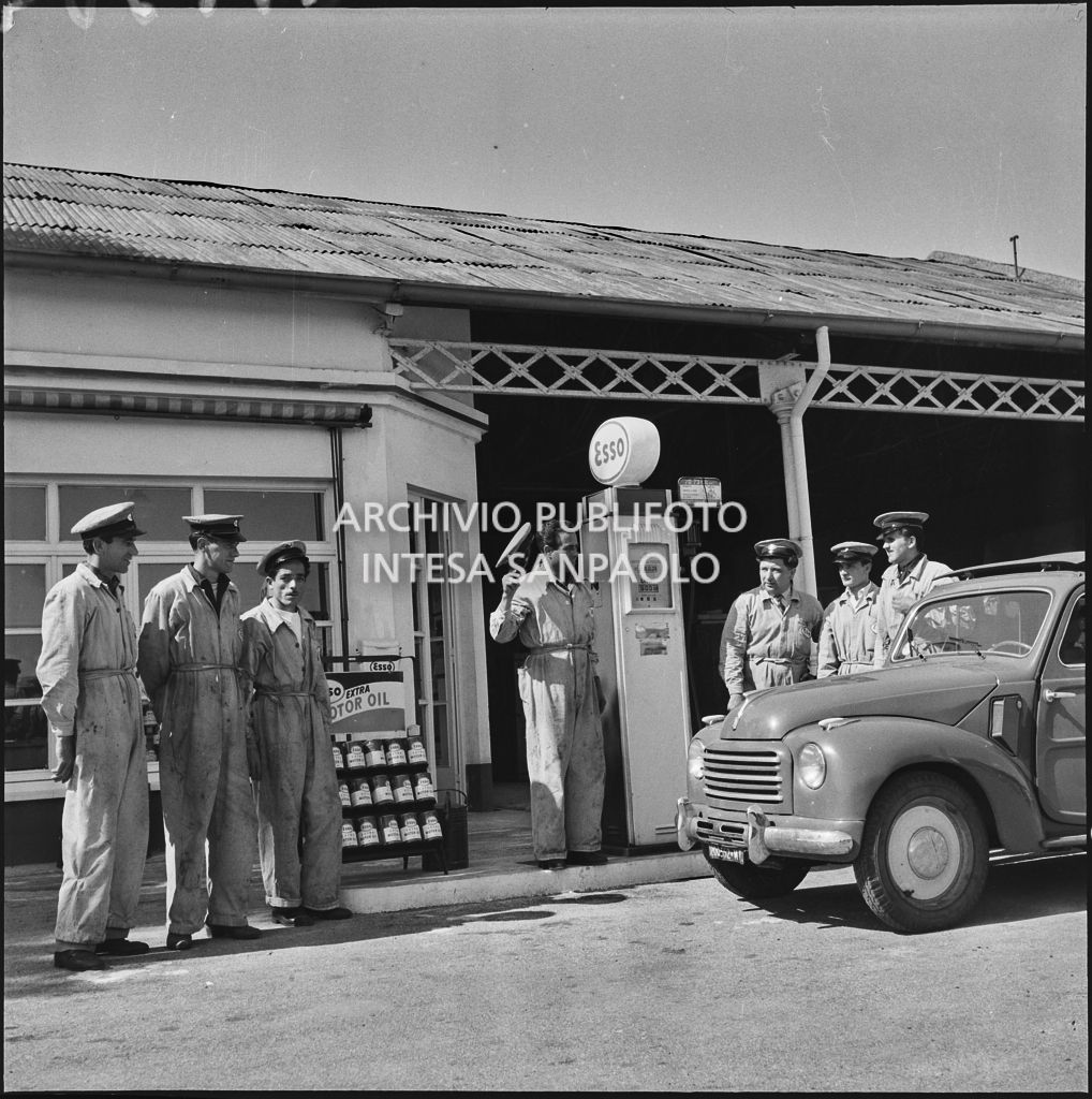 Stazione di servizio della Esso a Milano con un gruppo di meccanici<br>217364