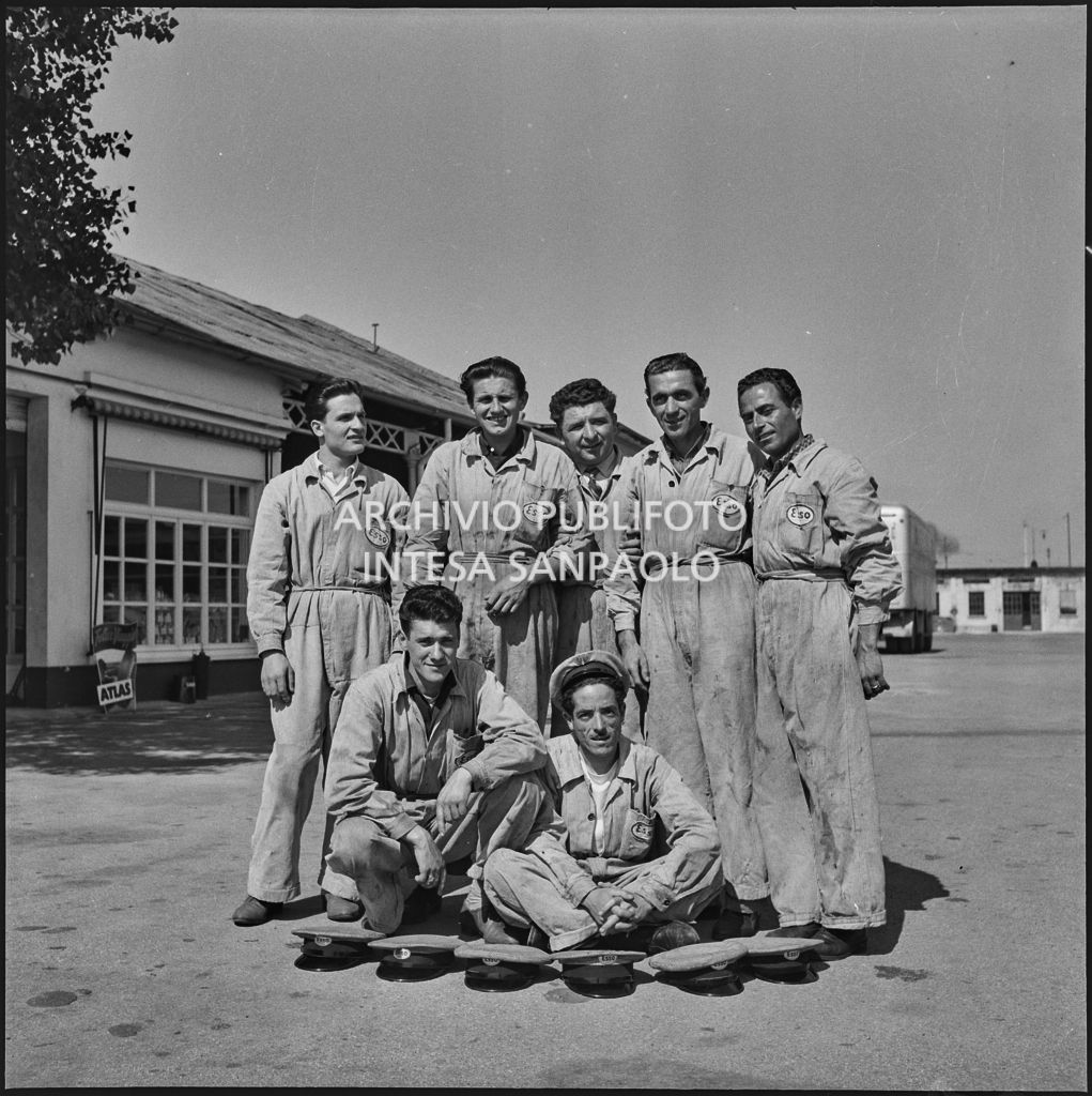 Foto di gruppo dei meccanici della Esso ad una stazione di servizio di Milano<br>217365