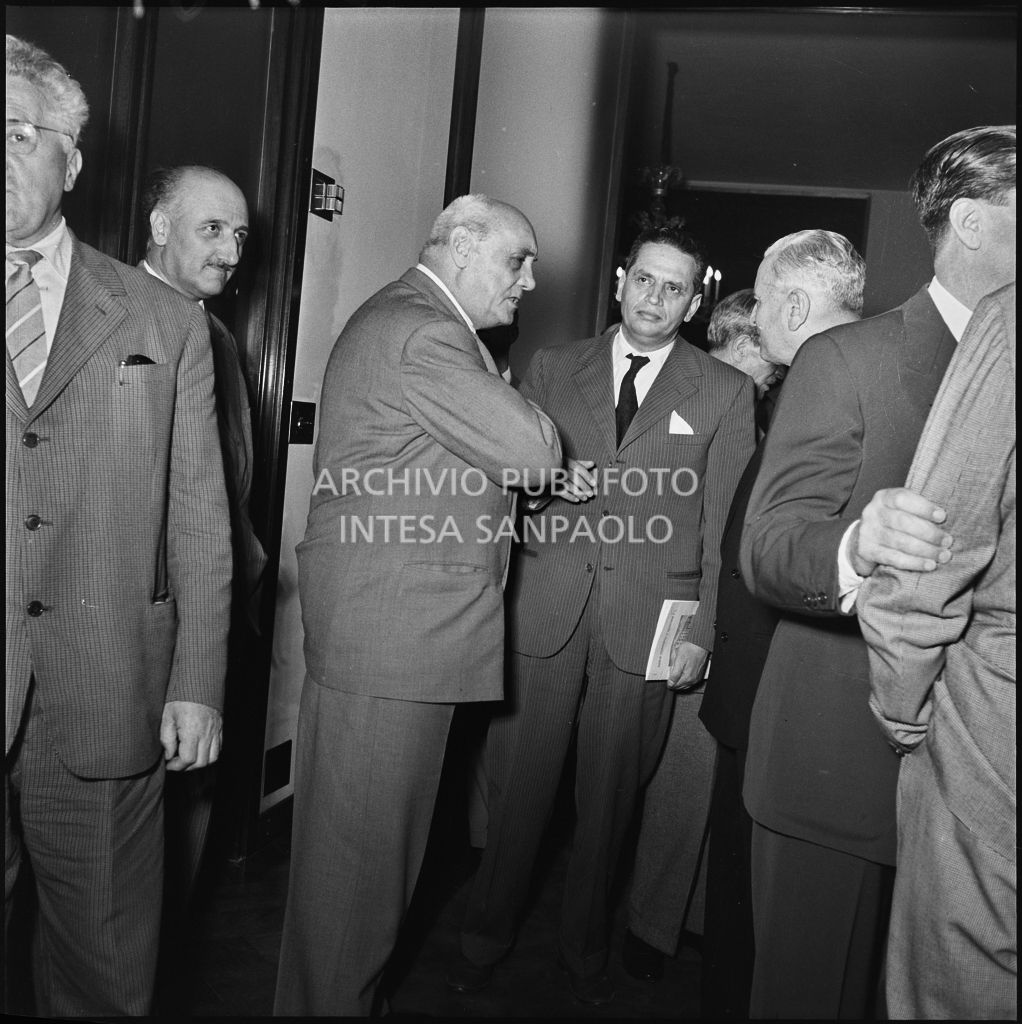 Il prefetto di Milano Ernesto Giulio Cappa (terzo da sinistra) all'inaugurazione della nuova sede della Banca Popolare Commercio e Industria in via Moscova 33 a Milano<br>217370
