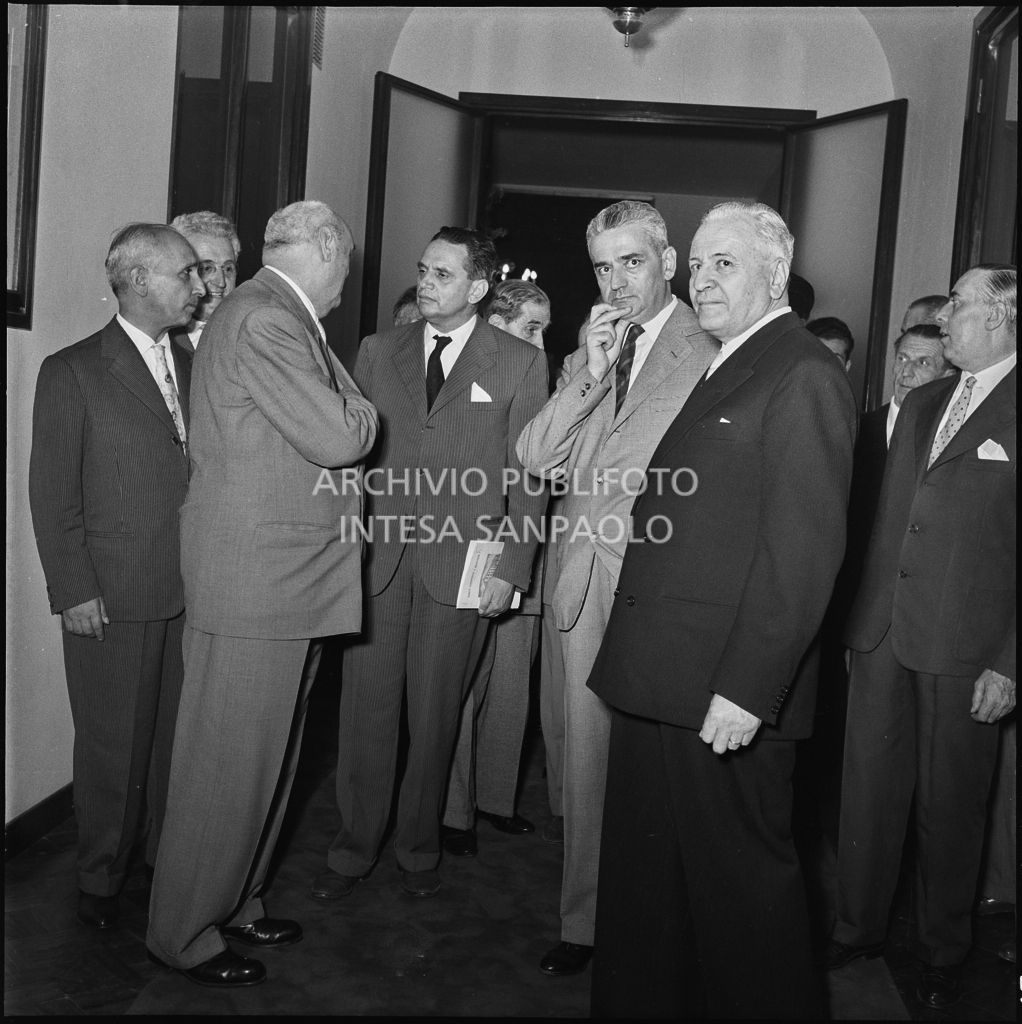Il prefetto di Milano Ernesto Giulio Cappa (terzo da sinistra) con altri uomini all'inaugurazione della nuova sede della Banca Popolare Commercio e Industria in via Moscova 33 a Milano<br>217371