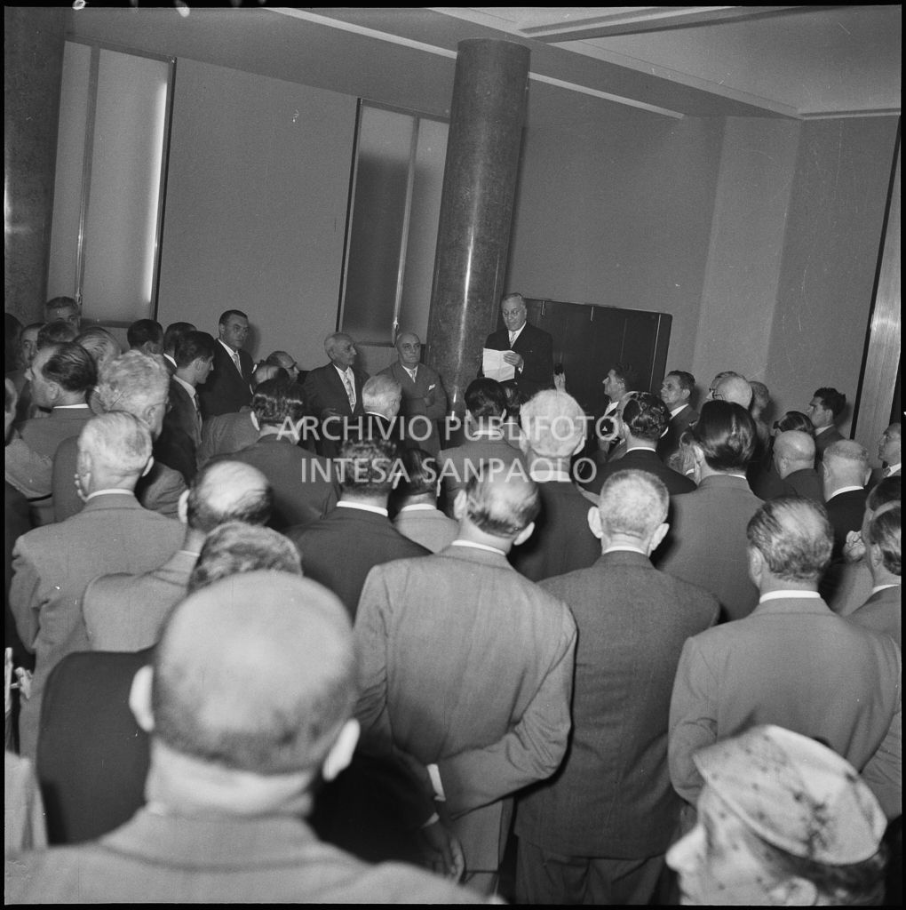 Discorso in occasione dell'inaugurazione della nuova sede della Banca Popolare Commercio e Industria in via Moscova 33 a Milano. Visibile il prefetto di Milano Ernesto Giulio Cappa<br>217372