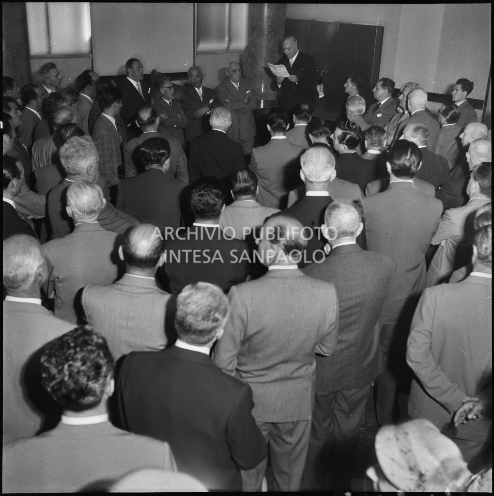 Discorso in occasione dell'inaugurazione della nuova sede della Banca Popolare Commercio e Industria in via Moscova 33 a Milano. Visibile il prefetto di Milano Ernesto Giulio Cappa<br>217373