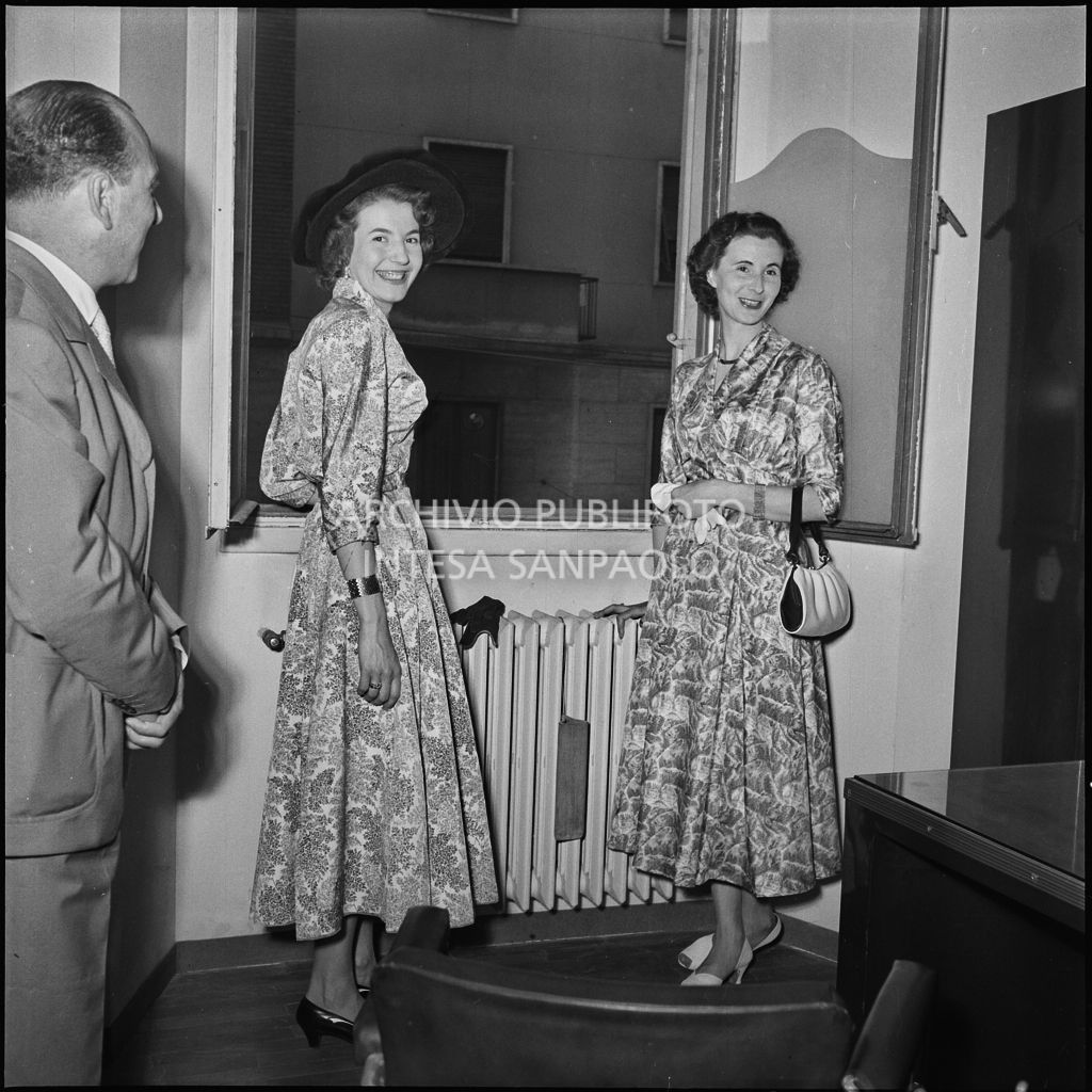 Due donne all'inaugurazione della nuova sede della Banca Popolare Commercio e Industria in via Moscova 33 a Milano<br>217374