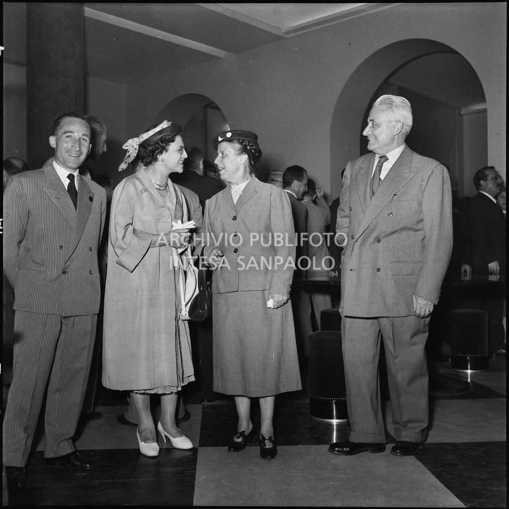 Alcune persone all'inaugurazione della nuova sede della Banca Popolare Commercio e Industria in via Moscova 33 a Milano<br>217375