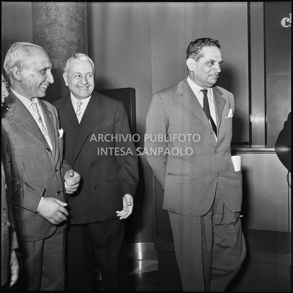 Alcuni uomini all'inaugurazione della nuova sede della Banca Popolare Commercio e Industria in via Moscova 33 a Milano<br>217376