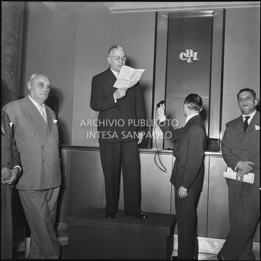 Discorso in occasione dell'inaugurazione della nuova sede della Banca Popolare Commercio e Industria in via Moscova 33 a Milano. Visibile il prefetto di Milano Ernesto Giulio Cappa (primo da sinistra)<br>217377