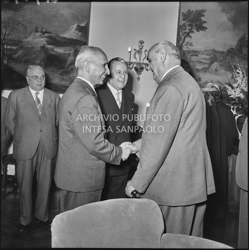 Il prefetto di Milano Ernesto Giulio Cappa (a destra) stringe la mano a un uomo in occasione dell'inaugurazione della nuova sede della Banca Popolare Commercio e Industria in via Moscova 33 a Milano<br>217378